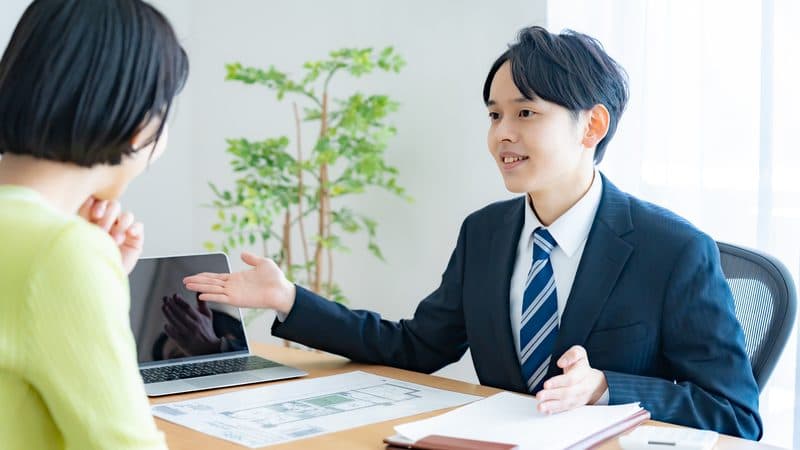 相談を受ける専門スタッフ