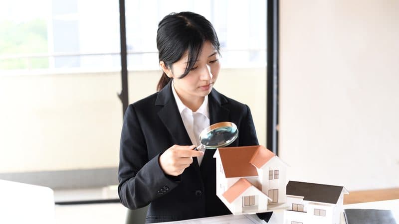物件を確認する担当者