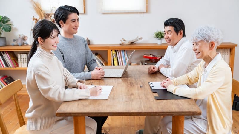 相続について家族で話し合う様子