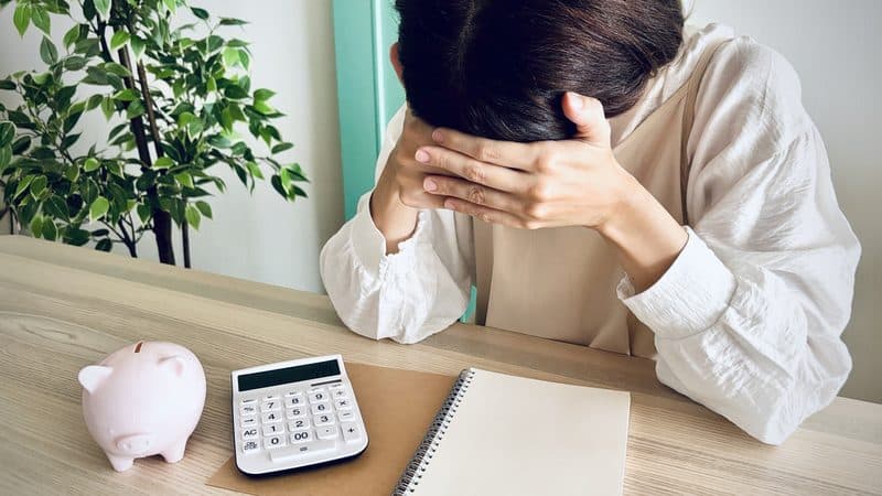 家計に頭を悩ませる様子